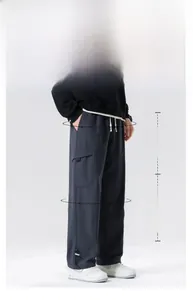 Detail der grauen Herren-Cargohose mit Seitentaschen und verstellbarem Kordelzug am Saum