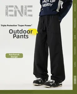 Détail du pantalon cargo noir imperméable avec taille élastique et cordons ajustables