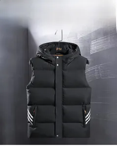 Detail der Herren-Steppweste mit Kapuze, orangefarbenem Futter und Streifen-Taschen