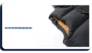 Detailansicht der Weste-Armöffnung mit warmem braunem Plüschfutter und grauem Stoff