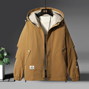 Giacca a vento kaki da uomo con cappuccio, tasche utility e vestibilità casual
