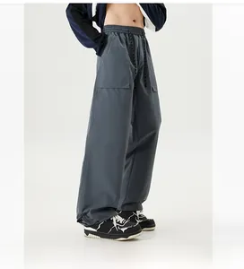 Vue détaillée de la taille élastique et du cordon de serrage du pantalon cargo gris foncé