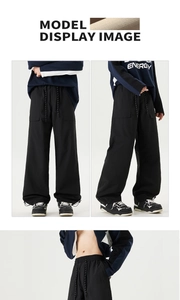 Détails du pantalon cargo noir avec taille élastique à cordon et chevilles ajustables