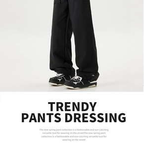 Détail du pantalon cargo noir décontracté avec cordon de serrage réglable au bas des jambes