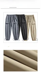 Détail de la taille élastique réglable avec cordon et poches cargo sur le pantalon de loisirs