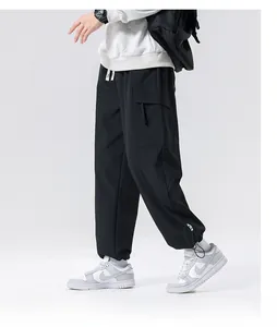 Detail einer schwarzen Herren-Cargohose mit seitlichen Pattentaschen und Kordelzug am Saum
