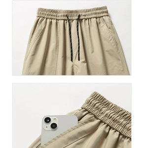 Détail du pantalon cargo montrant des poches latérales profondes et un tissu ripstop