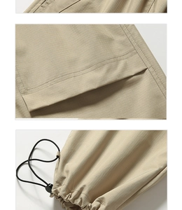 Détails d'un pantalon cargo kaki avec tissu ripstop et ourlets à cordon réglable
