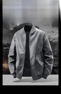 Vue détaillée d'une veste grise en similicuir pour homme avec col montant et bords-côtes
