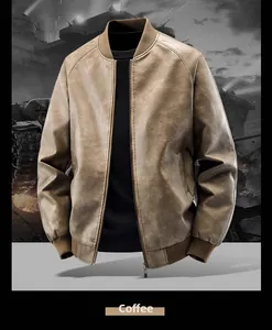 Détail du col baseball côtelé et de la fermeture éclair métallique sur la veste en similicuir