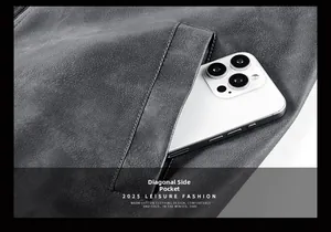 Gros plan de la poche inclinée d'une veste en PU pour homme avec tissu texturé et portable
