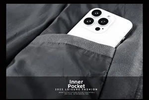 Détail de la poche intérieure d'une veste en similicuir pour homme montrant la capacité