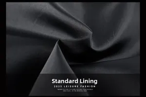 Détail macro de la doublure intérieure en polyester noir lisse pour veste en cuir PU homme