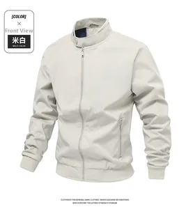 Dettaglio della giacca casual bianco sporco con colletto in piedi e tasche con zip