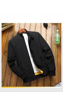 Détail de la veste noire cintrée pour homme avec doublure jaune et fermeture éclair