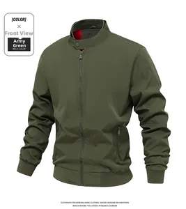 Dettaglio di un bomber slim verde militare con colletto alla coreana e polsini a coste