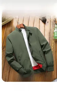 Détail de la veste vert olive avec doublure rouge contrastée et col teddy côtelé