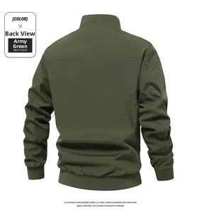 Giacca da uomo verde militare con collo alto e polsini a costine vista posteriore