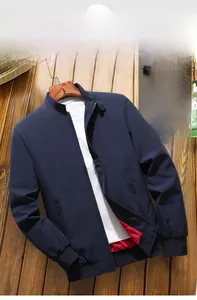 Détail du blouson aviateur bleu marine avec doublure rouge contrastée et fermeture éclair