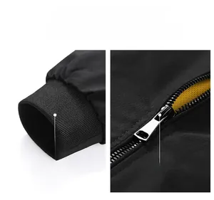 Détail des poignets en maille côtelée et du zip métallique sur cette veste noire pour homme