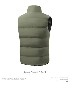 Vista posteriore del gilet trapuntato verde militare con collo alto e cuciture orizzontali