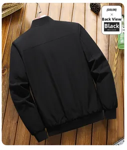 Vue arrière du blouson noir pour homme avec ourlet côtelé sur un sol en bois sombre