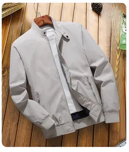 Détails de la veste blanc cassé avec poches zippées et poignets côtelés élastiques