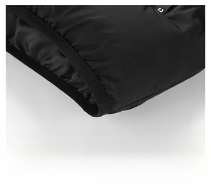 Dettaglio dell'orlo elastico antivento di un gilet riscaldato nero per il calore