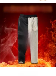 Dettaglio dei pantaloni sportivi da uomo con fodera in pile bianco e coulisse in vita