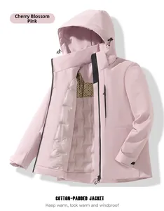 Dettaglio della giacca con cappuccio rosa ciliegio con zip antivento e fodera trapuntata