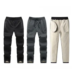 Dettaglio della fodera in pile e tasche con zip sui pantaloni da jogging termici