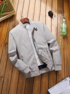 Veste homme slim gris clair avec col baseball et fermeture éclair sur cintre en bois