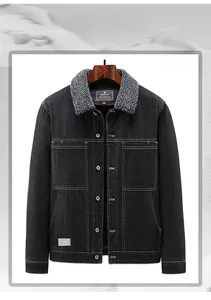 Détail de veste en jean grise avec col en polaire sherpa chaud et poches boutonnées