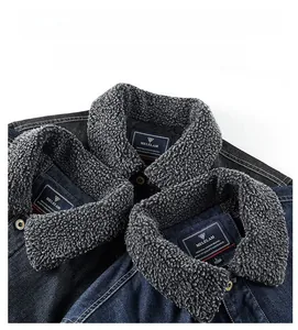 Détail de la veste en jean d'hiver montrant le col en polaire et les boutons métalliques
