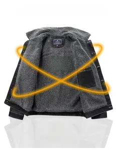 Détail de la veste en jean pour homme montrant la doublure épaisse en polaire grise