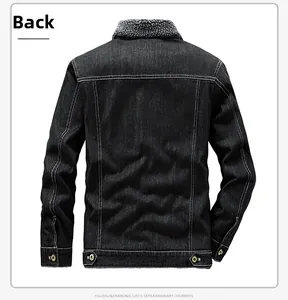 Détail du dos de la veste en jean avec col en fourrure grise et boucles en métal