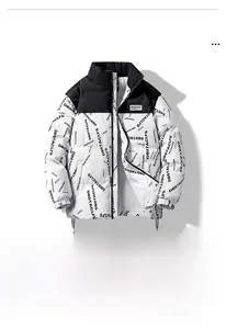 Detail der Winterpufferjacke mit markantem Buchstabendruck und schwarzen Schulterpartien