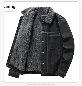 Vue détaillée de la doublure épaisse en similicuir d'agneau gris d'une veste en jean noire