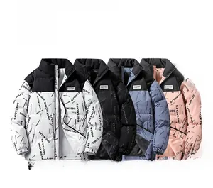 Detailansicht der stylischen Herren-Wintersteppjacke mit Stehkragen und Buchstabenmuster-Print