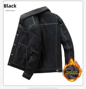 Gros plan sur la veste en jean noire avec doublure en polaire grise et coutures blanches