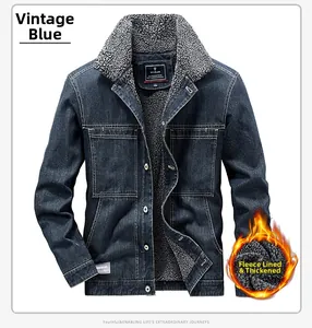 Détail d'une veste en jean bleu rétro montrant la doublure polaire grise et les boutons