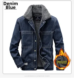 Détail de la veste en jean avec doublure polaire grise épaisse et boutons en métal