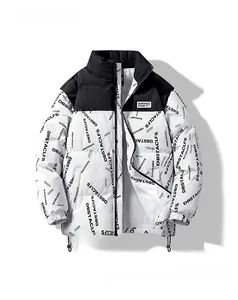 Detail von schwarz-weißem Kontrastkragen mit vollflächigem Buchstabendruck auf Jacke