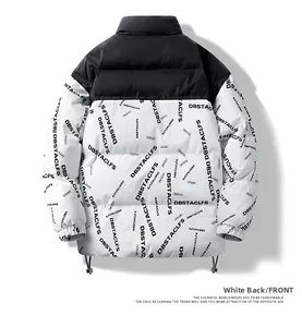 Detailansicht der schwarz-weißen Jacke mit DBSTACLFS-Buchstabendruck und Stehkragen