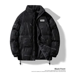 Detailansicht der schwarzen Winterjacke mit grauem Buchstabendruck und elastischem Kordelzug