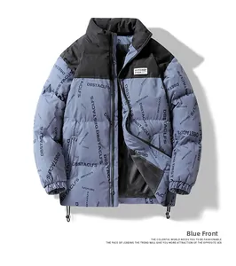 Detail der blaugrauen Herren-Steppjacke mit Logo-Aufnäher und Allover-Buchstabendruck