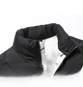 Nahaufnahme eines Stehkragens an einer schwarzen Winterjacke mit weißem Futter
