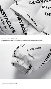 Detail der weißen Jacke mit Seitentaschen, elastischen Bündchen und Buchstabendruck