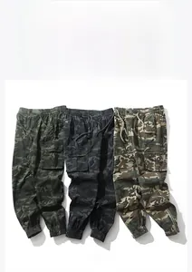 Dettaglio dei pantaloni cargo mimetici con vita elastica a coulisse e tasche laterali a patta