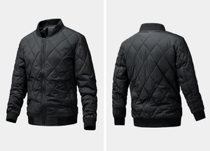 Detailansicht der schwarzen Herren-Steppjacke mit Rautenmuster und Rippstrickkragen